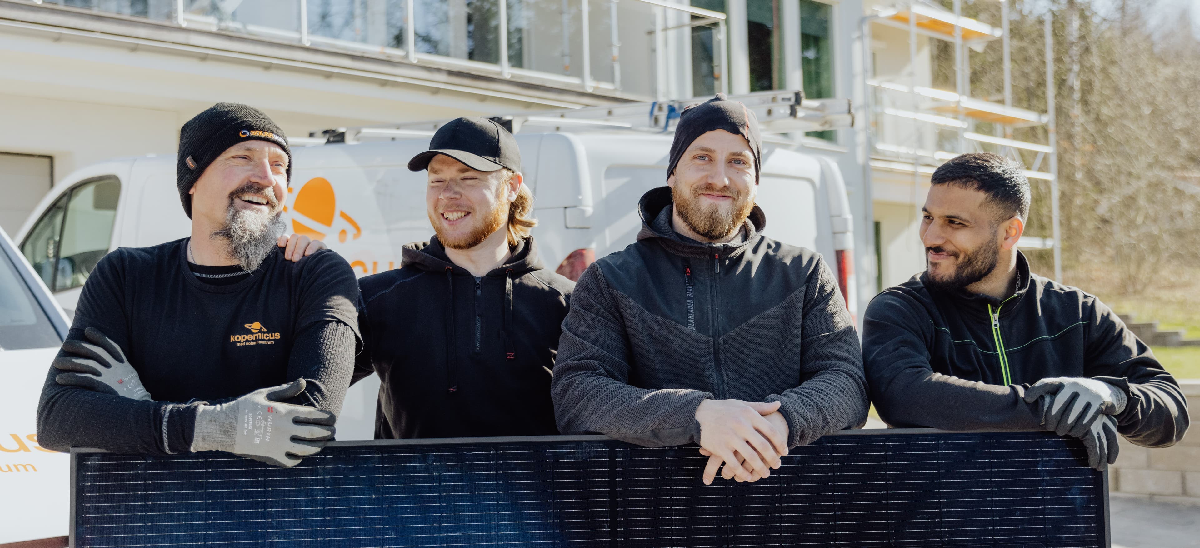 Solcellsinstallatörer tillsammans poserar för fotot.