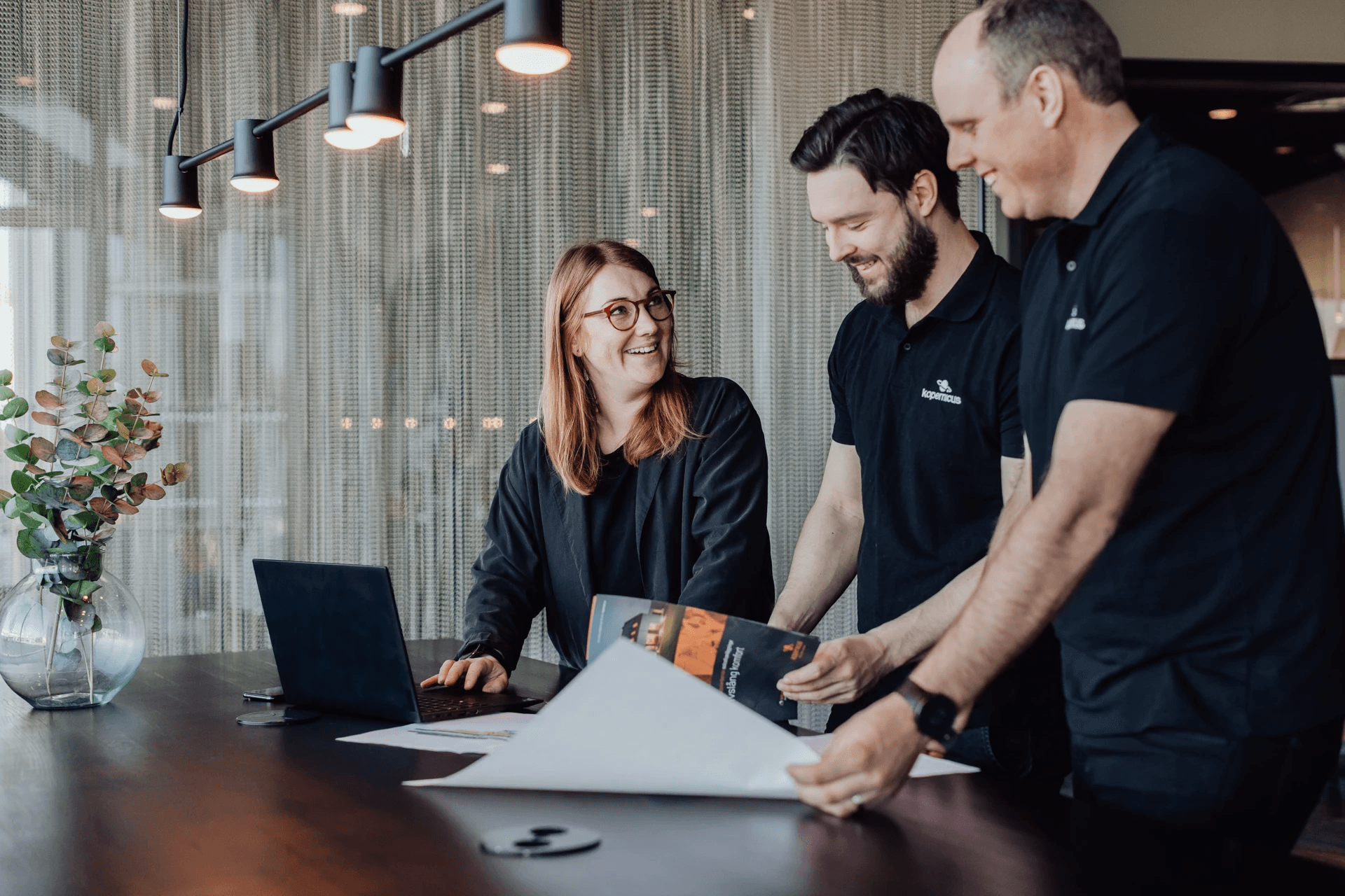 Våra projektledare och projektörer diskuterar ett projekt