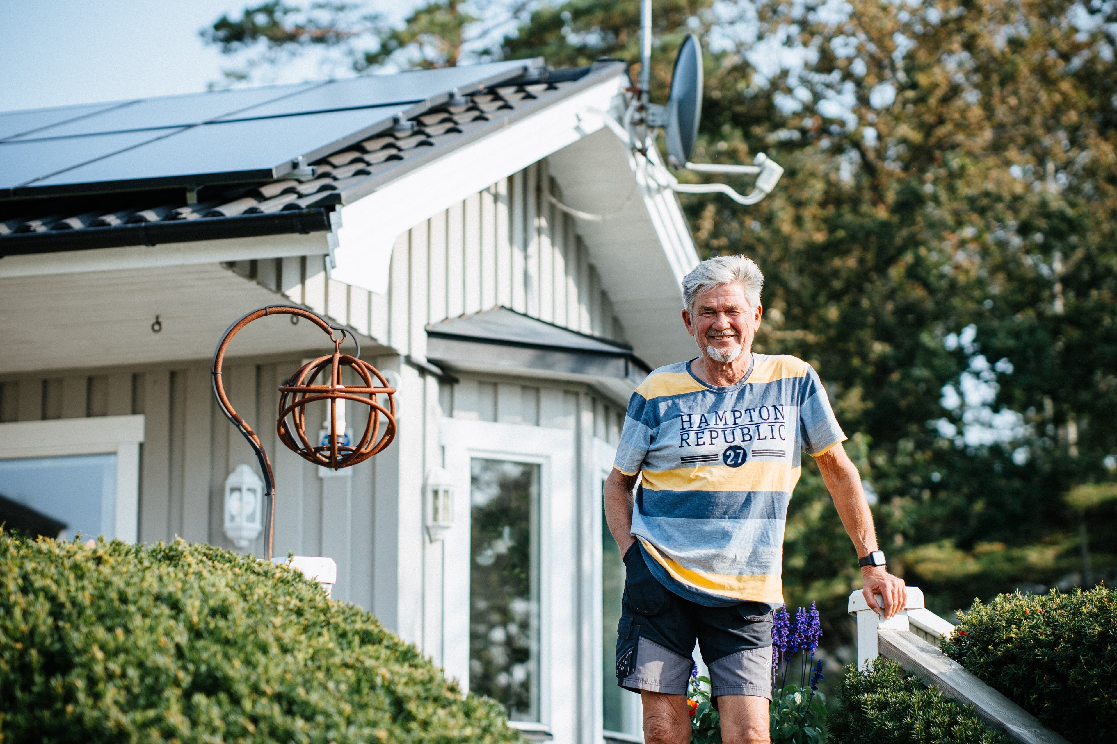 Gert-ove står framför sitt hus