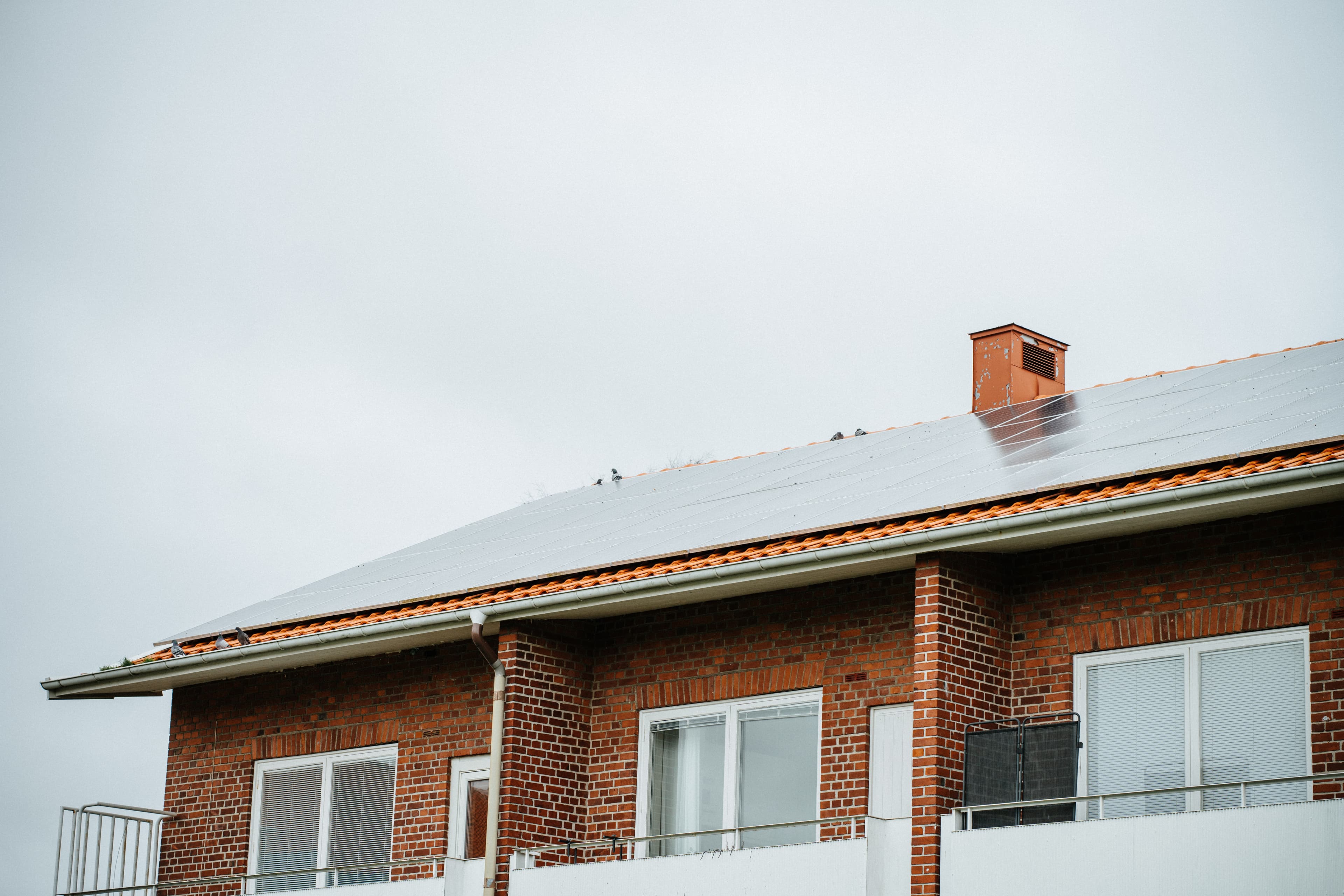 Solpaneler på taket av ett hus