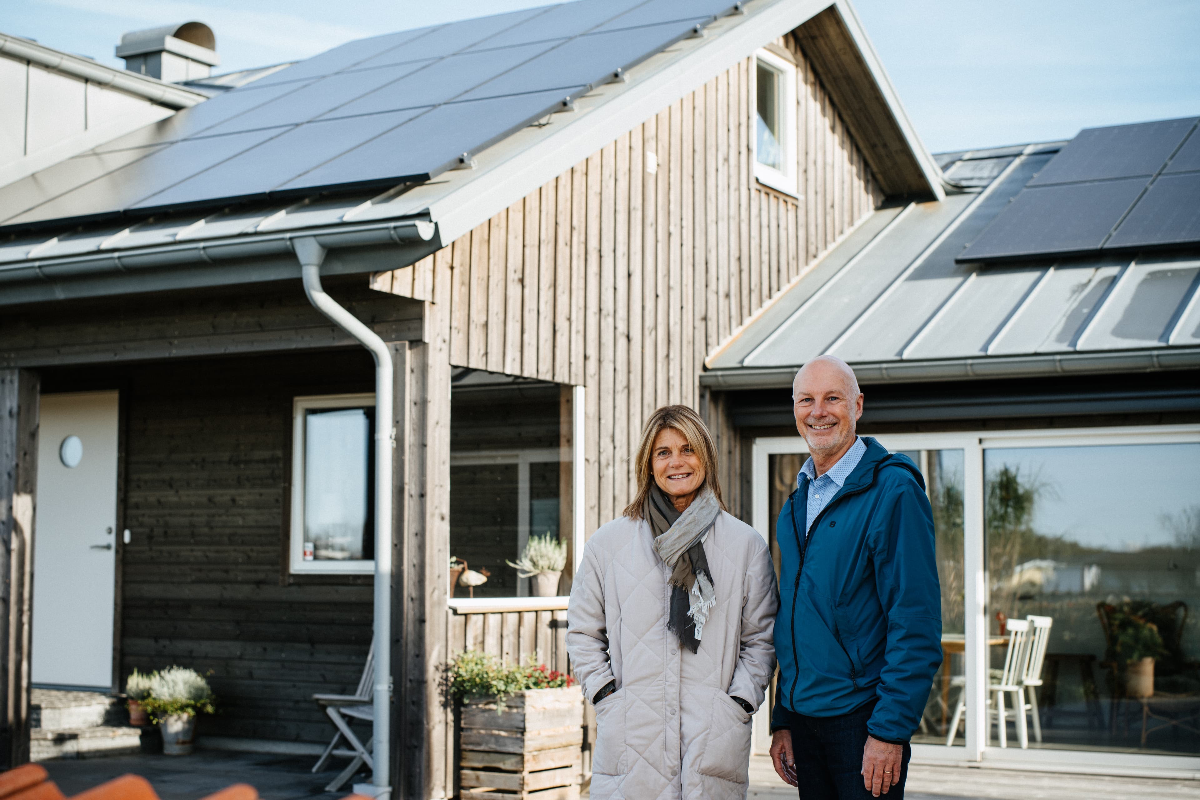 Paret Säfström framför deras hus.