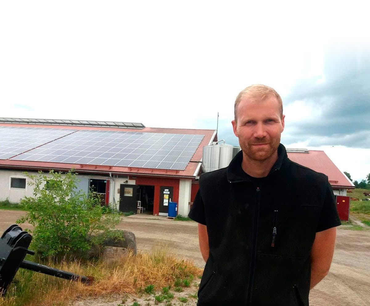 Magni Svensson står framför sin bondgård