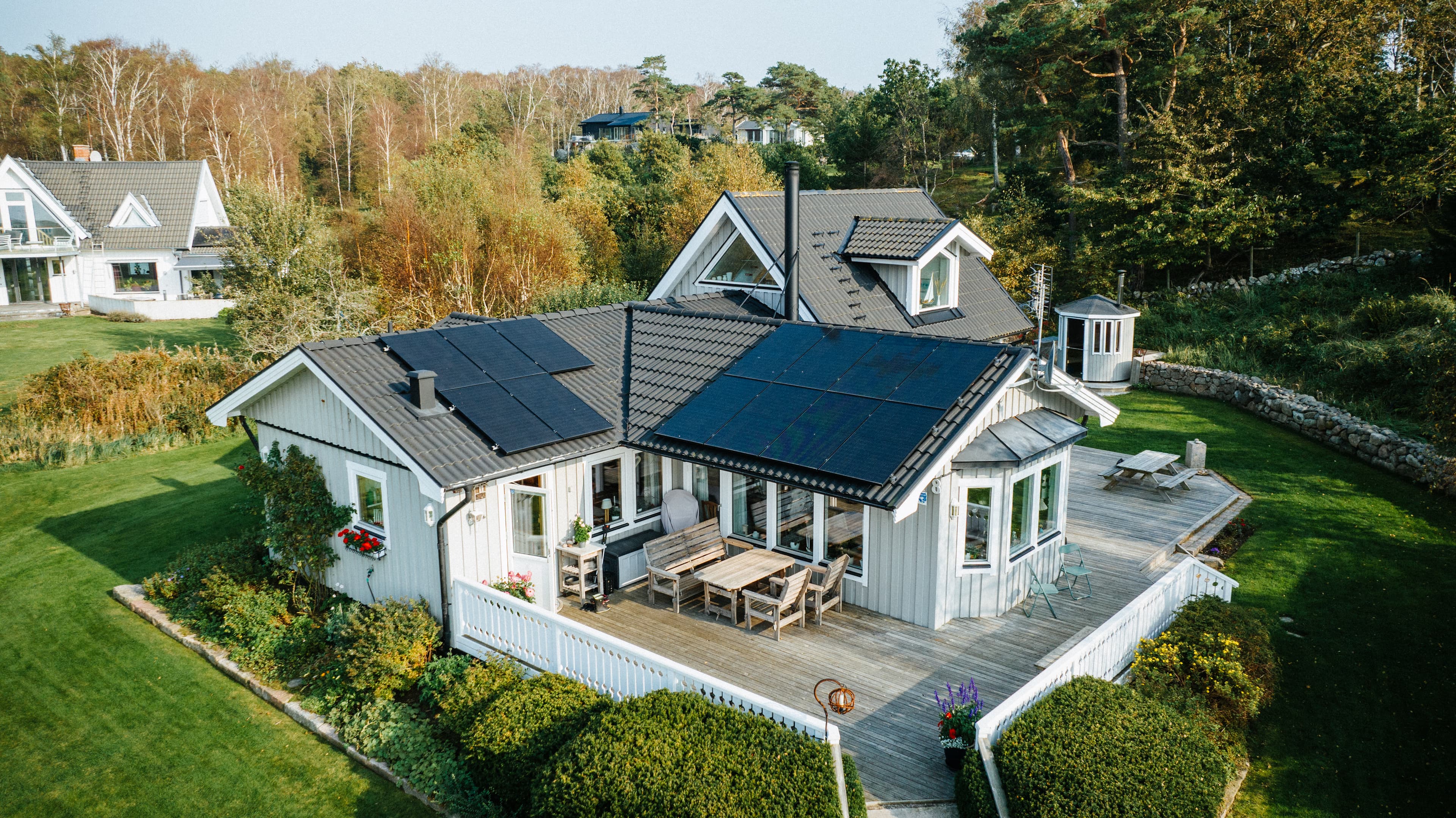 Solceller på ett villatak.