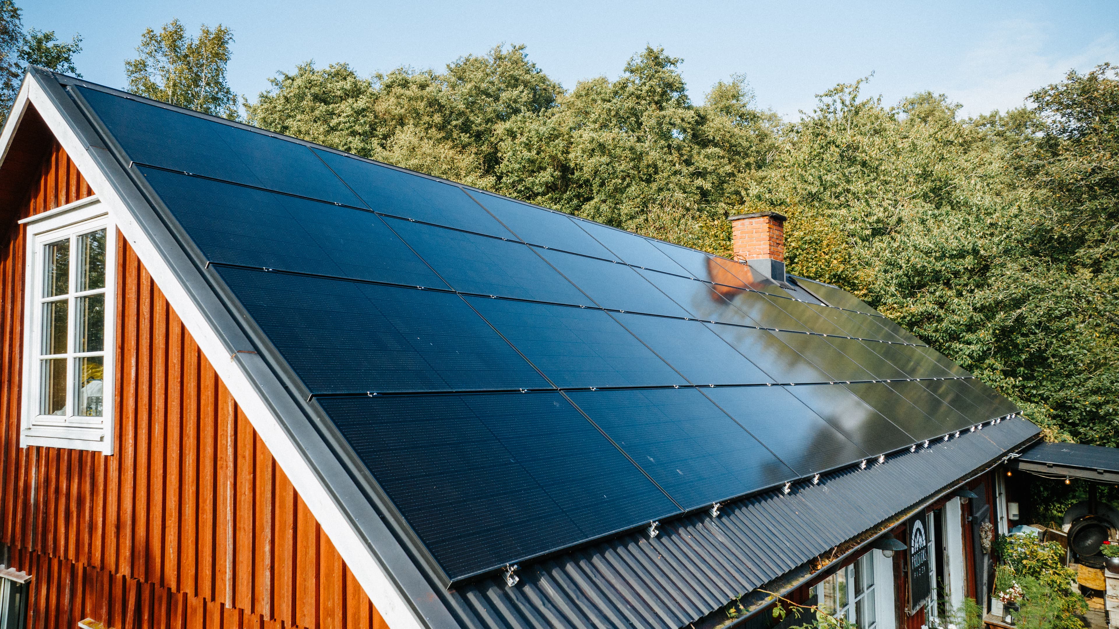 Solceller monterat på tak i Falkenberg