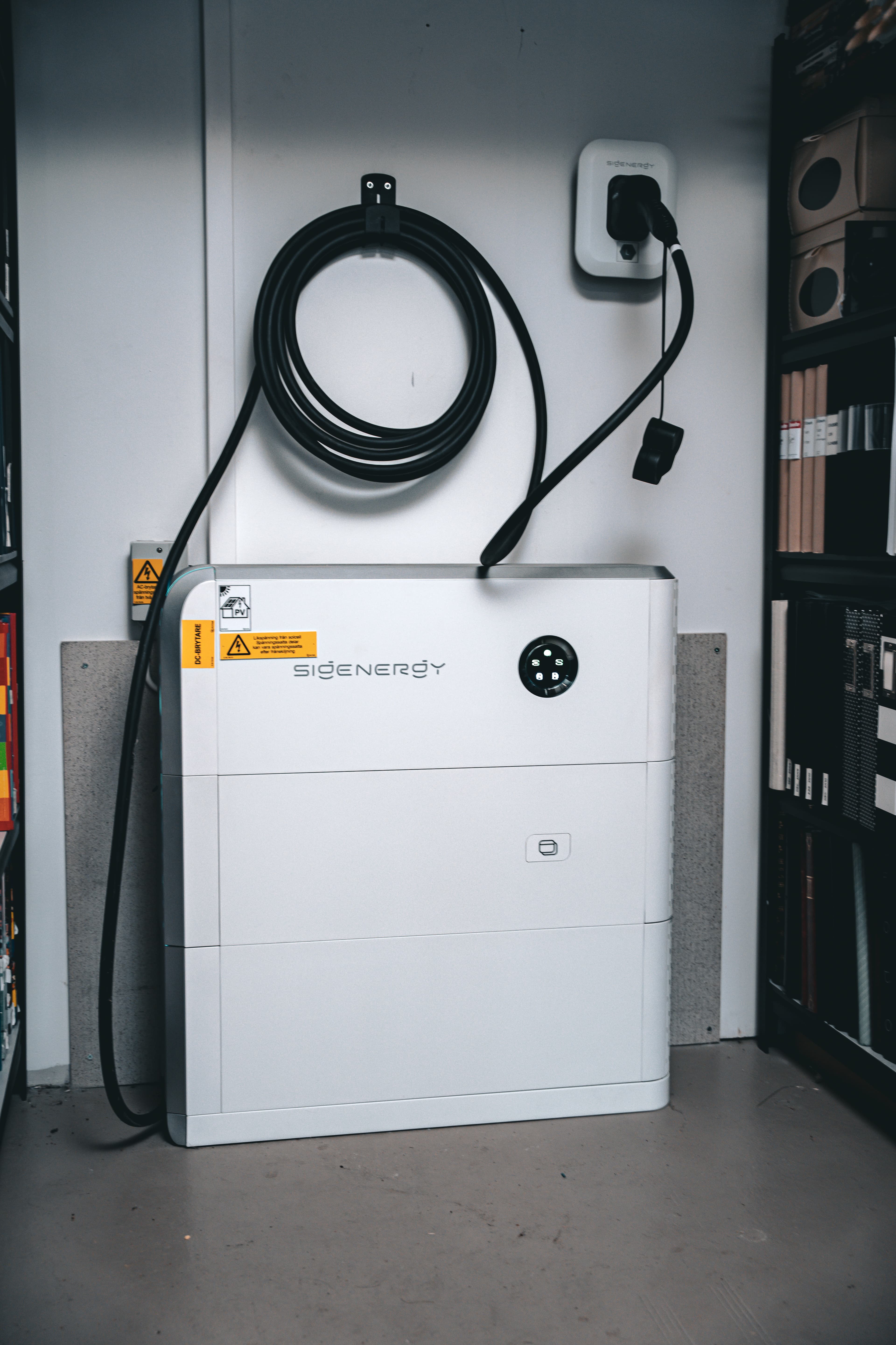 Ett installerat sigenergybatteri med elbilsladdare