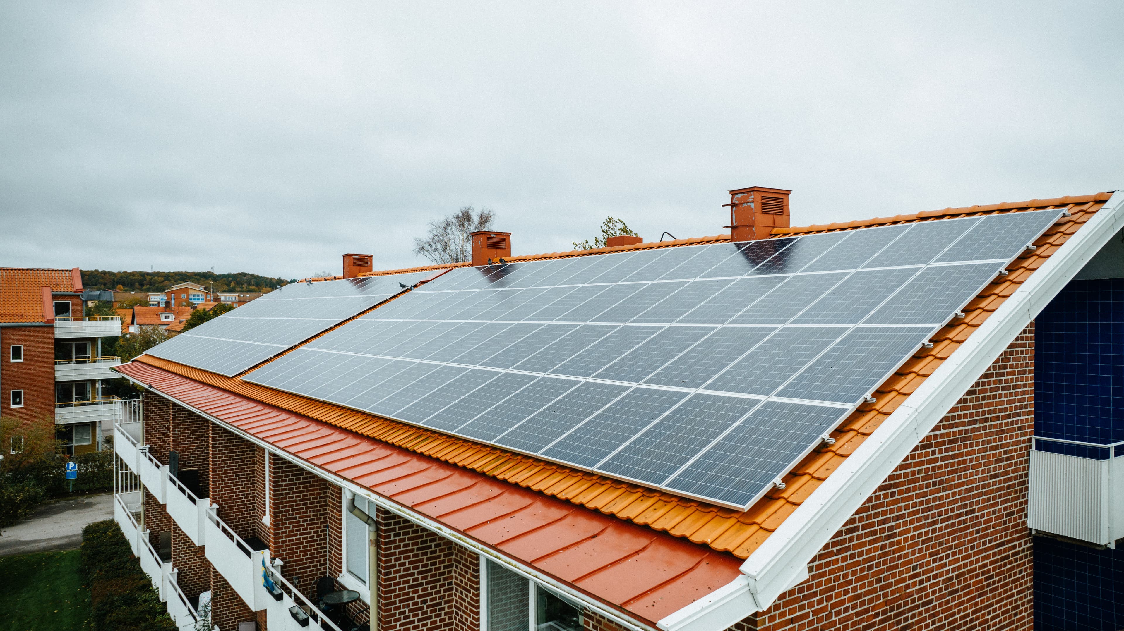 Solpaneler på ett tak