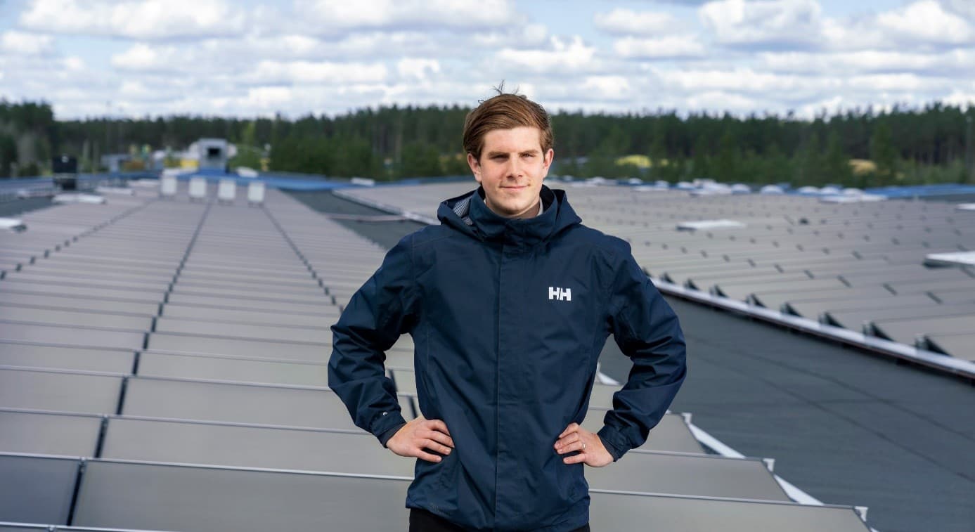 Erik Karlsson på MP-bolagen står framför solceller