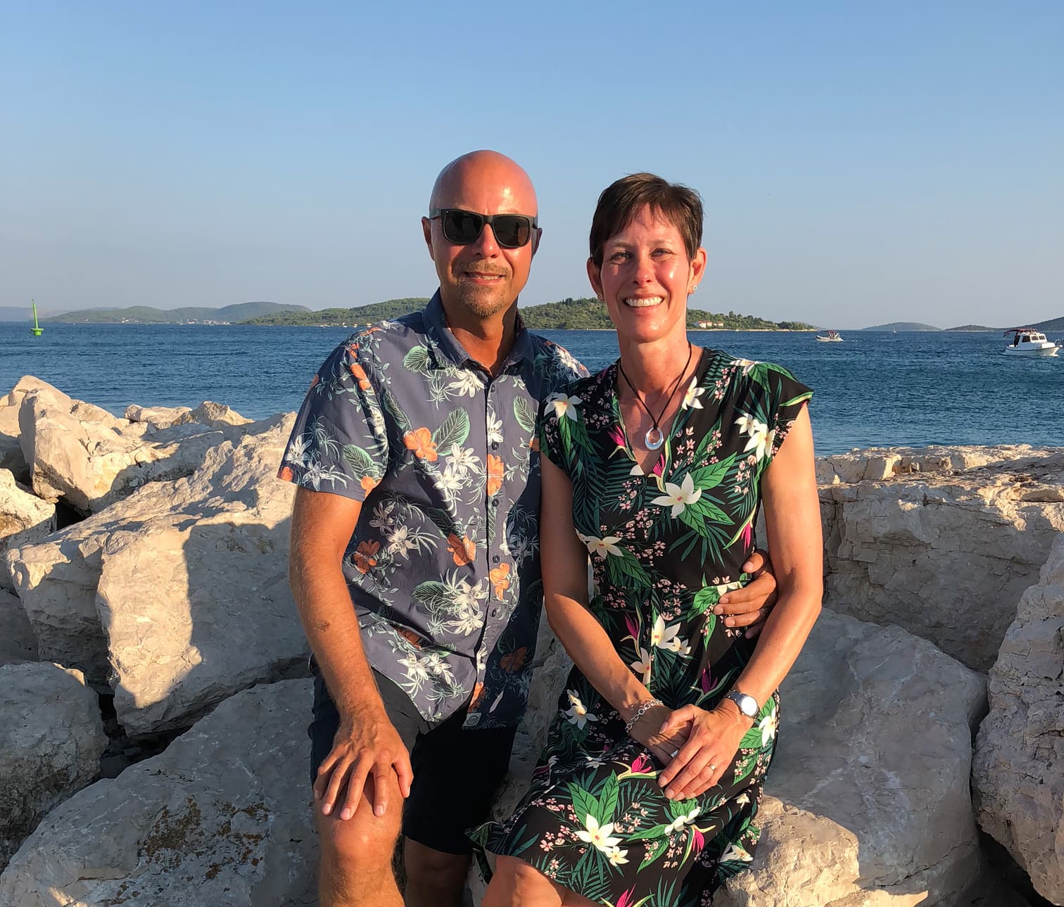 Man och kvinna poserar för ett foto