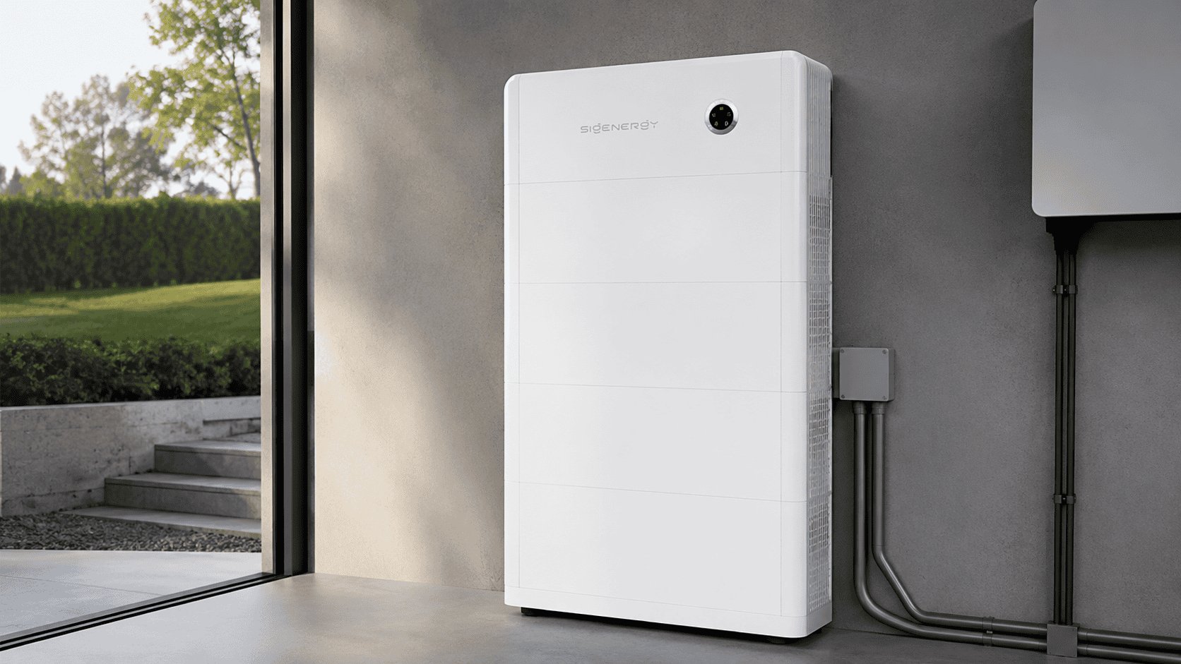 Ett stående Sigenergy solcellsbatteri i en lokal.
